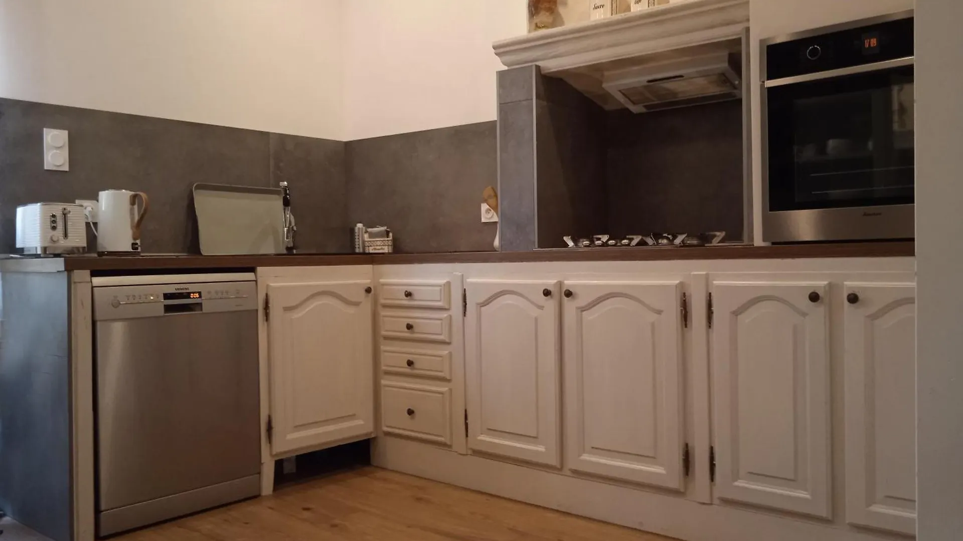 Mazet Des Artistes Bed & Breakfast Mouries